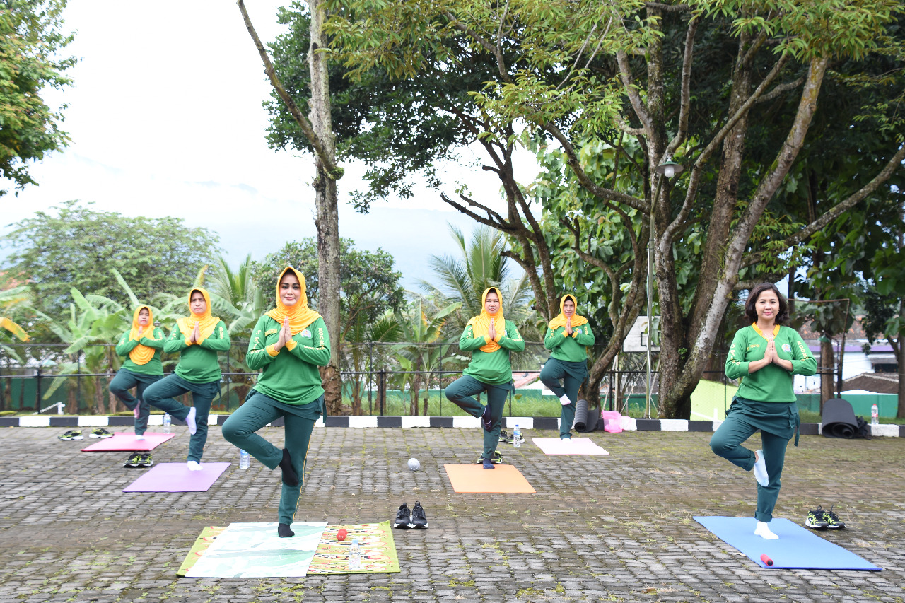 Jaga Kebugaran Tubuh, Persit Korem  073/Makutarama Laksanakan Senam  Bersama